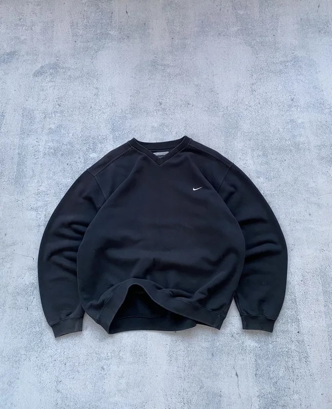 NIKE — Y2K Nike Small Swoosh Basic Boxy Sweatshirt — streetwear — resale
