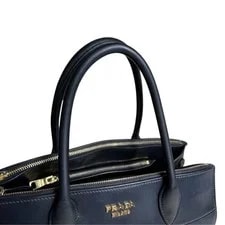 Prada Esplanade , Logo Hardware Dust 2