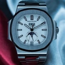 Patek Philippe Nautilus 5726/1A | Full Set 40.5mm 2