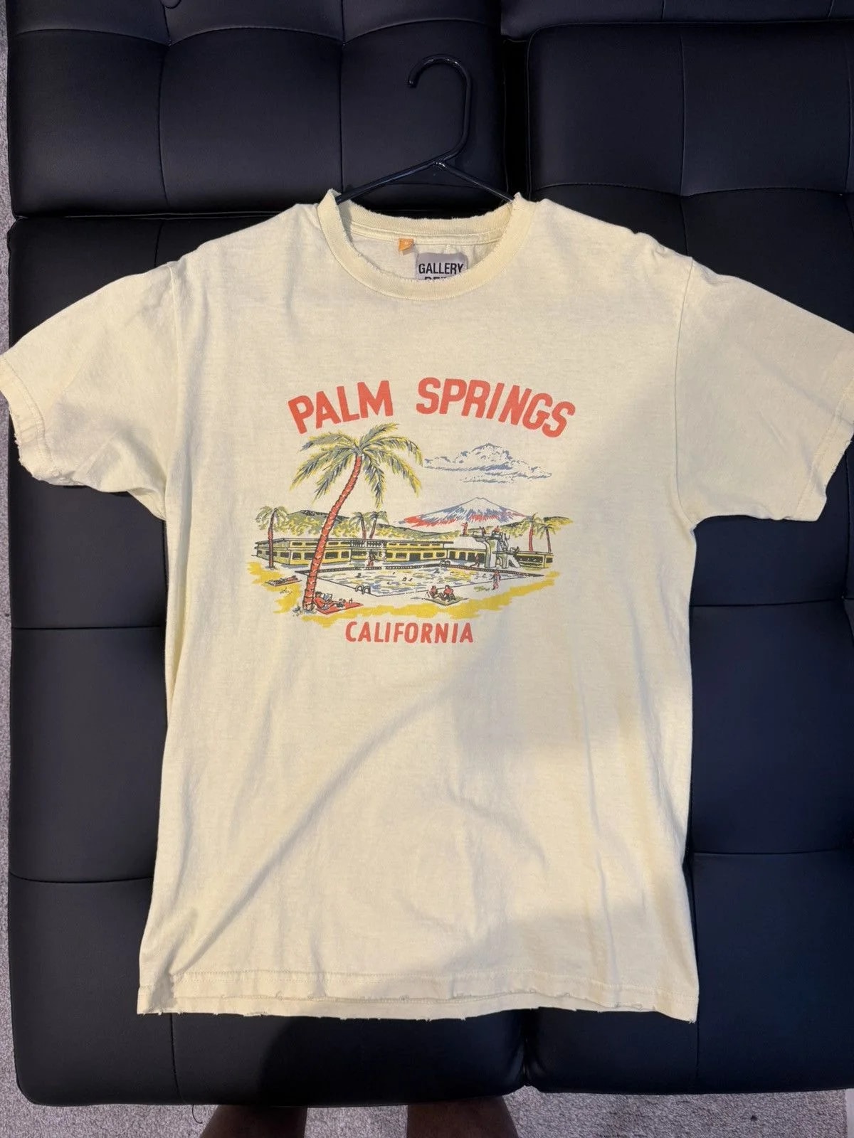 Gallery dept. tee — streetwear — resale