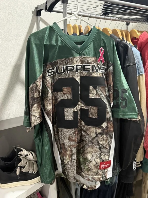 Supreme — Supreme Breast Cancer Awarness — streetwear — resale