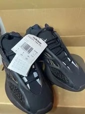 New Condition Yeezy 700 v3 Size 4.5/ 5.5 (Extra Laces) 4