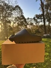 Yeezy Slide - US4 NEW IN BOX 2