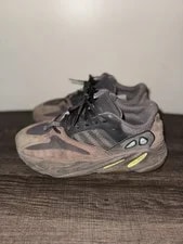 Yeezy Boost 700 V2 / Low Top Lace Up 2