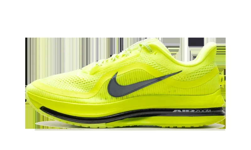 Nike — Pegasus "Volt" HQ2592 700 — Sneaker — resale