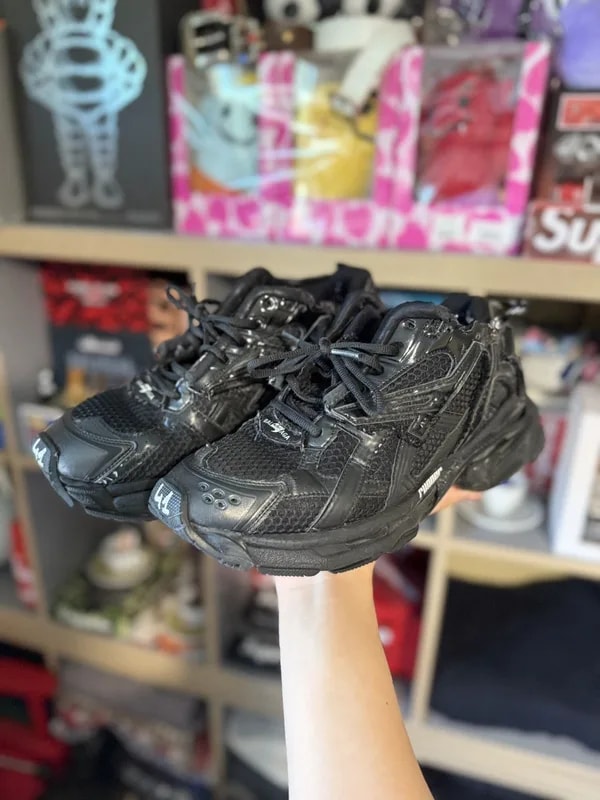 Balenciaga — Balenciaga Runnr Snkrs — Sneaker — resale