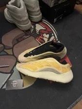 Adidas — Adidas Yeezy 700 V3 Mono Safflower — Sneaker — resale