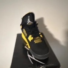 Jordan — Jordan Four Thunders  — Sneaker — resale