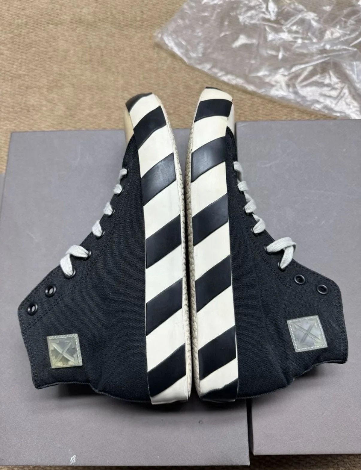 Off-White — Off-white Stripe Vulcanized Hi Shoes K37 — Sneaker — resale