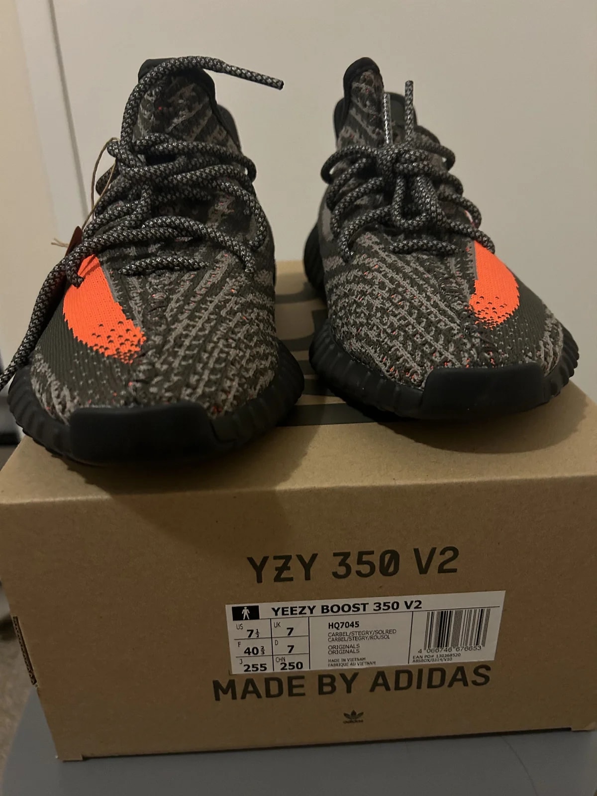 Yeezy — Yeezy Boost 350 V2 Beluga — Sneaker — resale