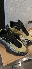 Adidas — Adidas Yeezy 700 Mnvn Resin — Sneaker — resale