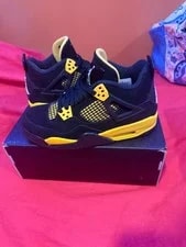 Jordan — Size 5 - Jordan 4 Retro Mid — Sneaker — resale