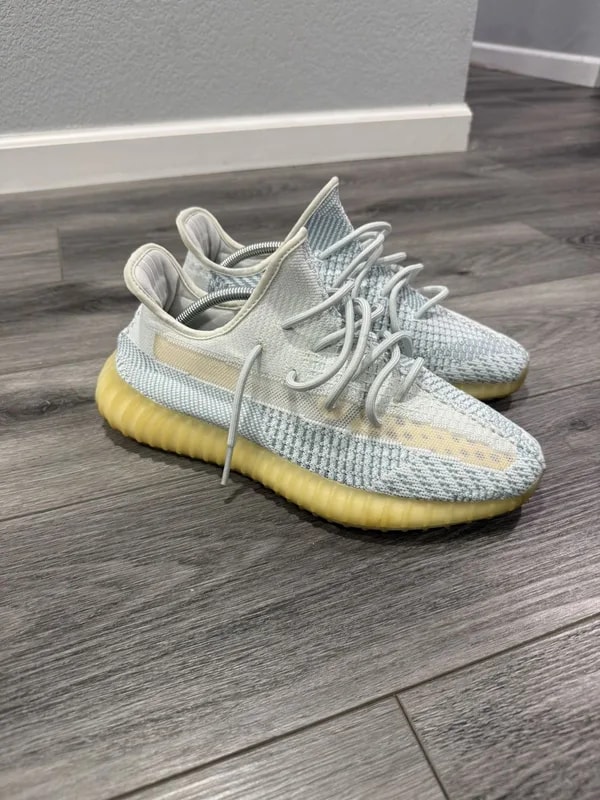 Yeezy — Yeezy Boost 350 V2 Cloud — Sneaker — resale