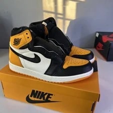Air Jordan — Air Jordan 1 Retro " 2022 - Size 8.5 - 555088 711 (7189-5) — Sneaker — resale