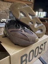 Yeezy — Yeezy 700 V2 — Sneaker — resale