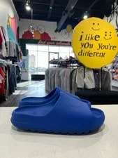 Yeezy — Size 11 - Yeezy Slides — Sneaker — resale