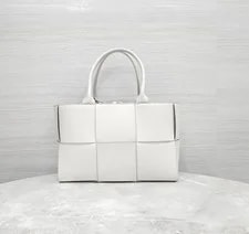 Bottega Veneta — Bottega Veneta Arco Small 652867 157180557 — Handbag — resale
