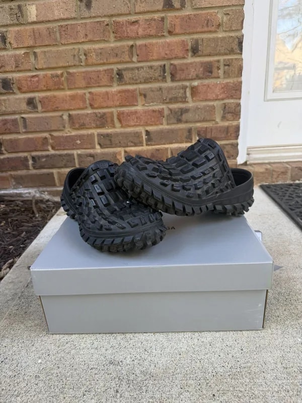 Balenciaga — Balenciaga Defender Clogs 11 — Sneaker — resale