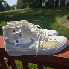 Nike SB — NEW Nike SB Blazer Mid Top Lace-Up Shoes SOU Size 9 DZ7635-110 — Sneaker — resale