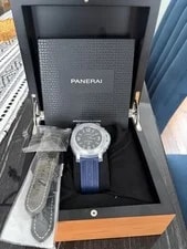 Panerai — Panerai Luminor Base Logo PAM01000 – 44mm – Box & Booklets – Excellent Condition — Watch — resale