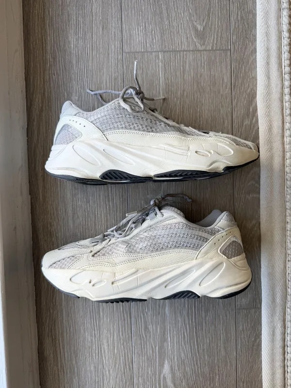 Adidas — Adidas Yeezy Boost 700 V2 ' — Sneaker — resale