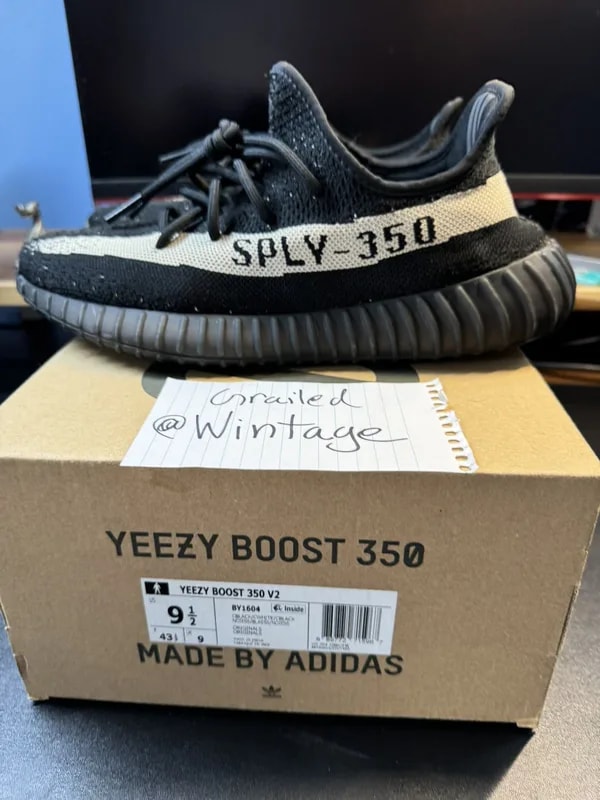 Yeezy — Yeezy Boost 350 V2 - 9.5M - Good Condition — Sneaker — resale