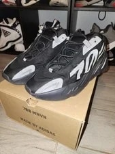 Yeezy — Yeezy 700 Mnvm Metallic — Sneaker — resale