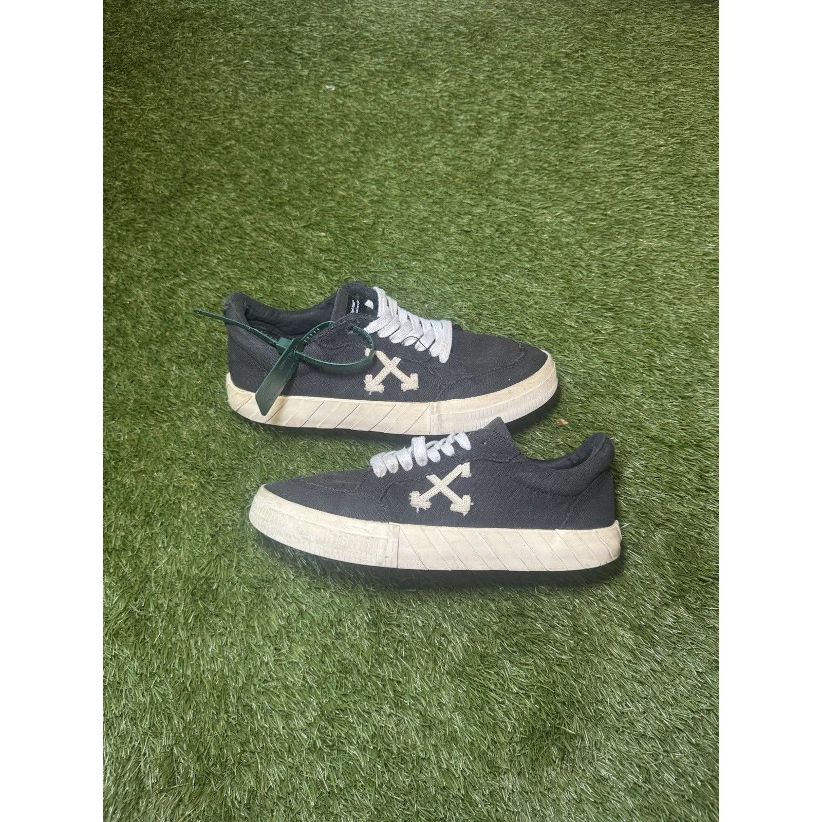 Off-White — Off-White Vulcanized Low-Top — Sneaker — resale