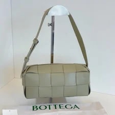 Bottega Veneta — Bottega Veneta Cassette Fashion — Handbag — resale