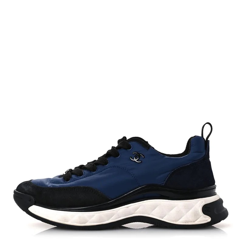 Chanel — Logo Sneakers 39 Dark — Sneaker — resale