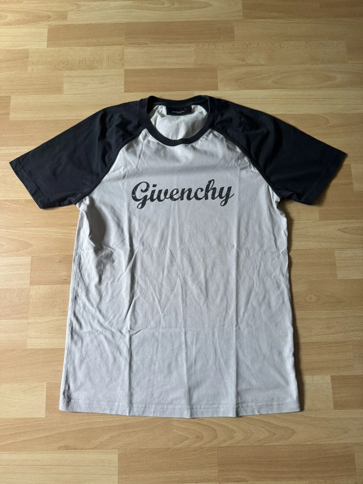 Givenchy — Givenchy Script Logo Raglan Tshirt Riccardo Tisci — streetwear — resale