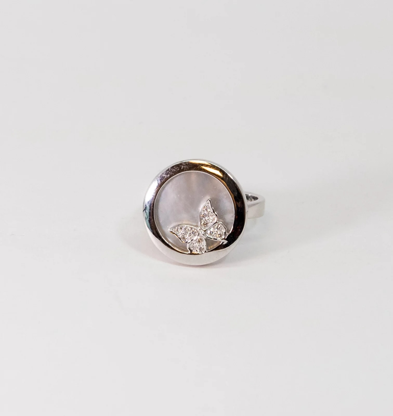 Worldofluxuryus — Carrera Y Carrera Baile de Mariposas 18K White Gold Mother of Pearl Ring — Watch — resale