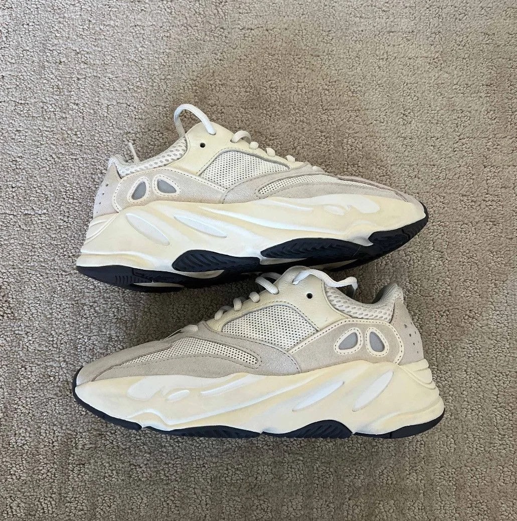 Yeezy — Yeezy 700 Analog — Sneaker — resale