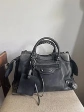 Balenciaga — Balenciaga Neo Classic City Medium Distressed 13x8.2x5 — Handbag — resale
