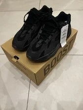 Yeezy — Yeezy 700 V2 Vanta US11 EU45 1/3 UK10.5 — Sneaker — resale