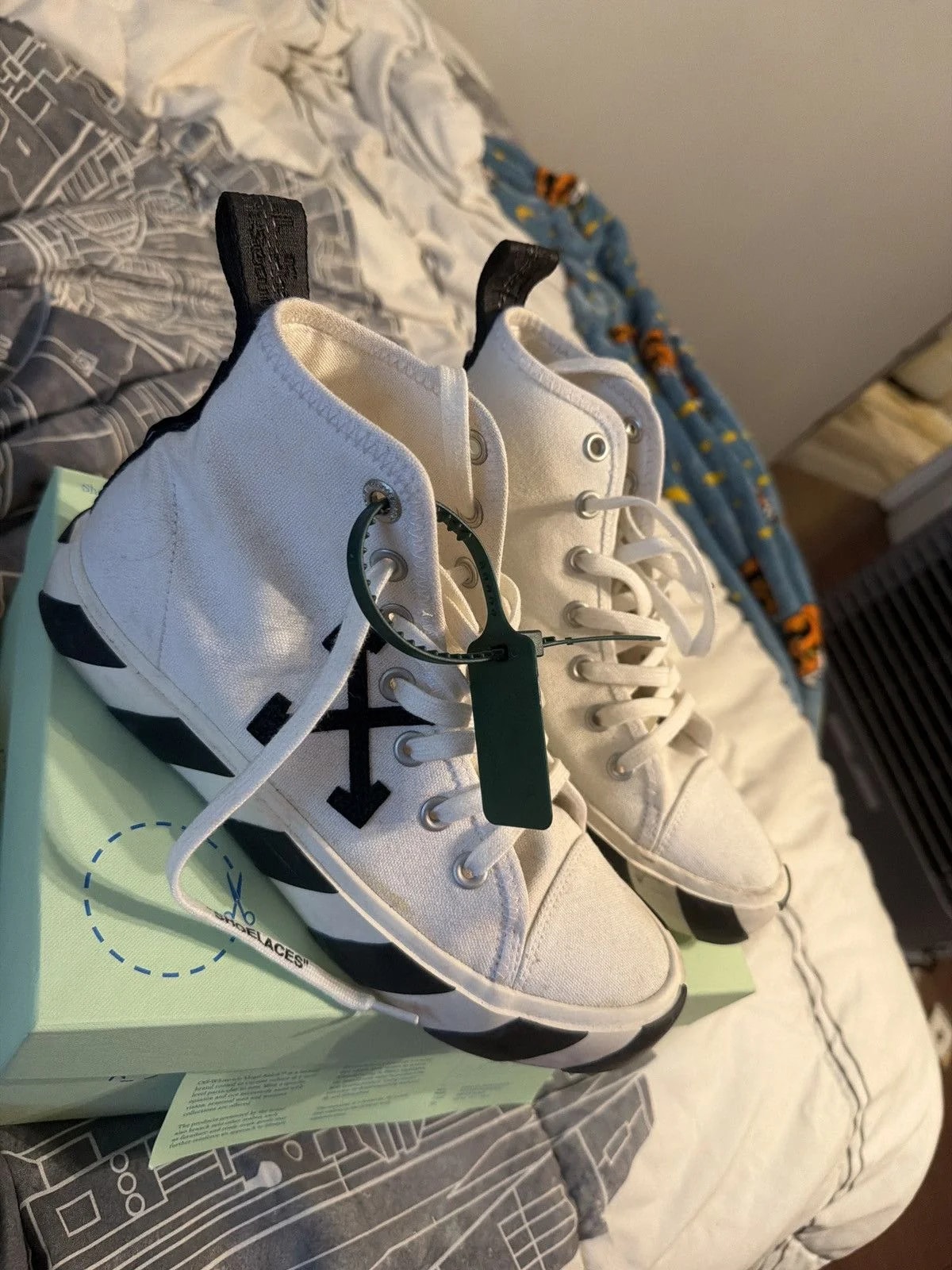 Off-White — Off-White Vulcanized Mid-top — Sneaker — resale