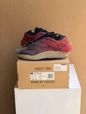 Adidas — Adidas Yeezy 700 v3 Fade GS — Sneaker — resale
