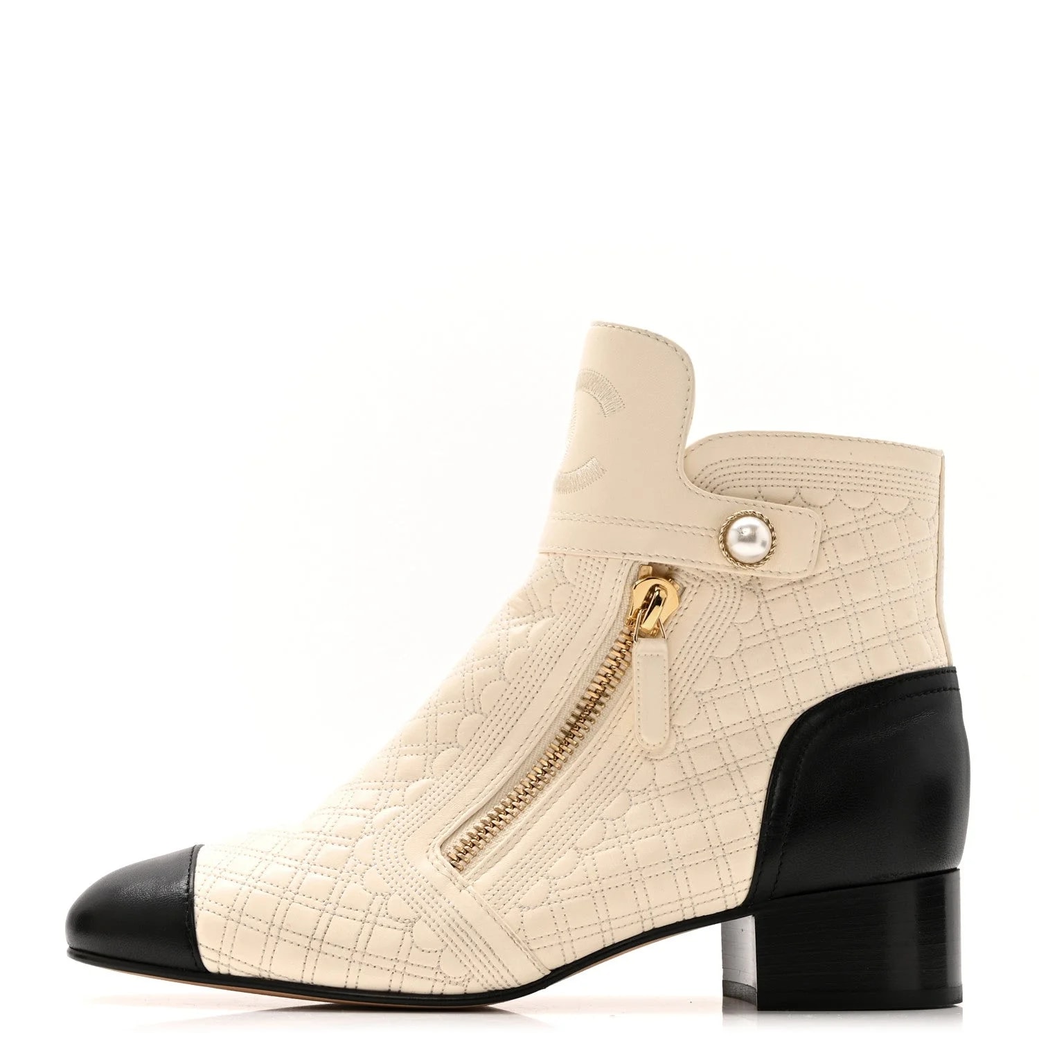 Chanel — Cap Toe Short 40.5 — Designer Shoe — resale
