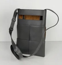Bottega Veneta — Bottega Veneta Messenger Crossbody in S06 — Handbag — resale