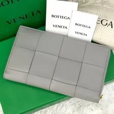 Bottega Veneta — Bottega Veneta Cassette Wallet Built-in — Handbag — resale
