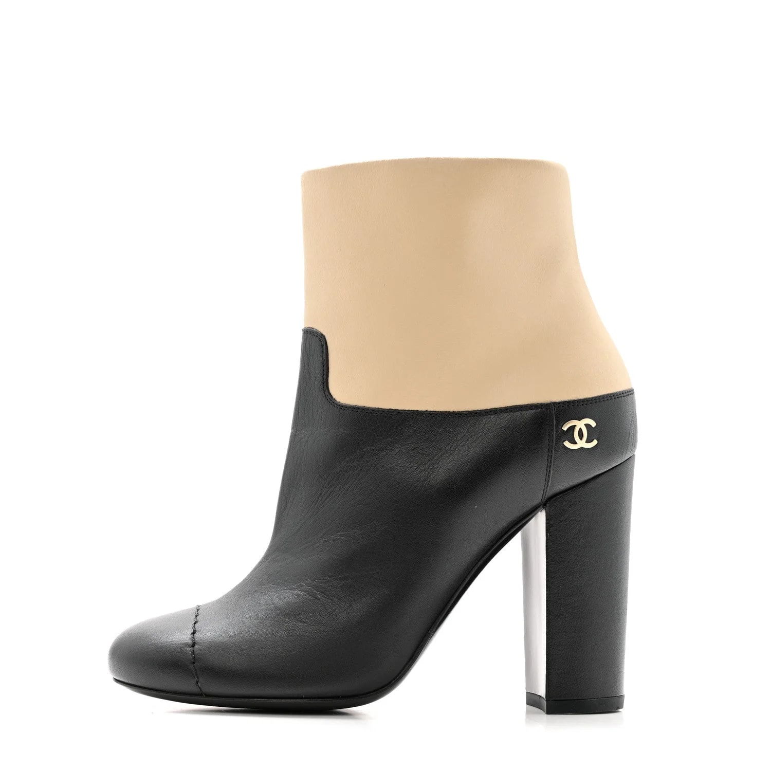 Chanel — Tumbled CC Short 36 — Designer Shoe — resale