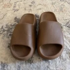 Yeezy — Yeezy Slides Flax - Size 11 ’s — Sneaker — resale