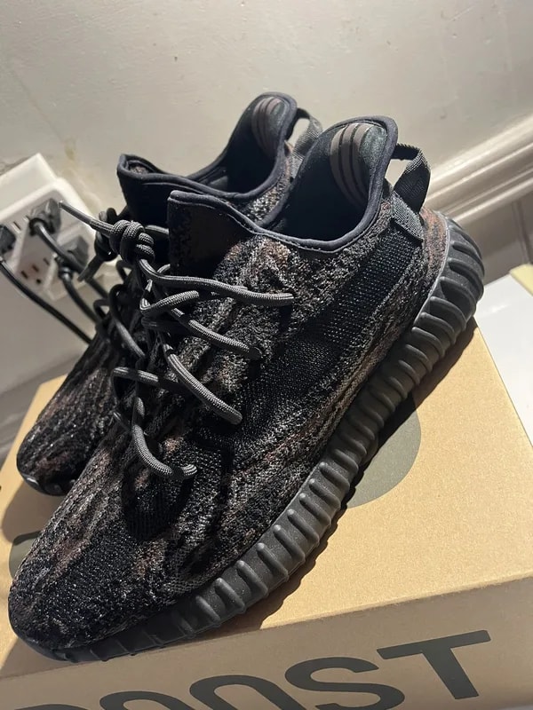 Yeezy — Yeezy Boost 350 v2 MX Rock — Sneaker — resale