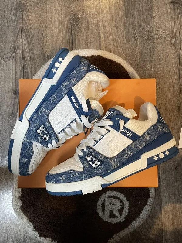 Louis Vuitton — Louis Vuitton Logo — Sneaker — resale