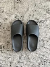 Yeezy — Yeezy Slide Dark ’S — Sneaker — resale