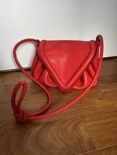 Bottega Veneta — Bottega Veneta Beak Includes Dust — Handbag — resale