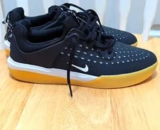 Nike SB — Nike SB Nyjah Free 2 Low Top Lace Up Gum Sole — Sneaker — resale