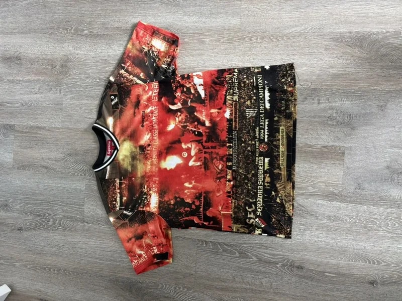 Supreme — Supreme Vinci Per Noi Soccer — streetwear — resale