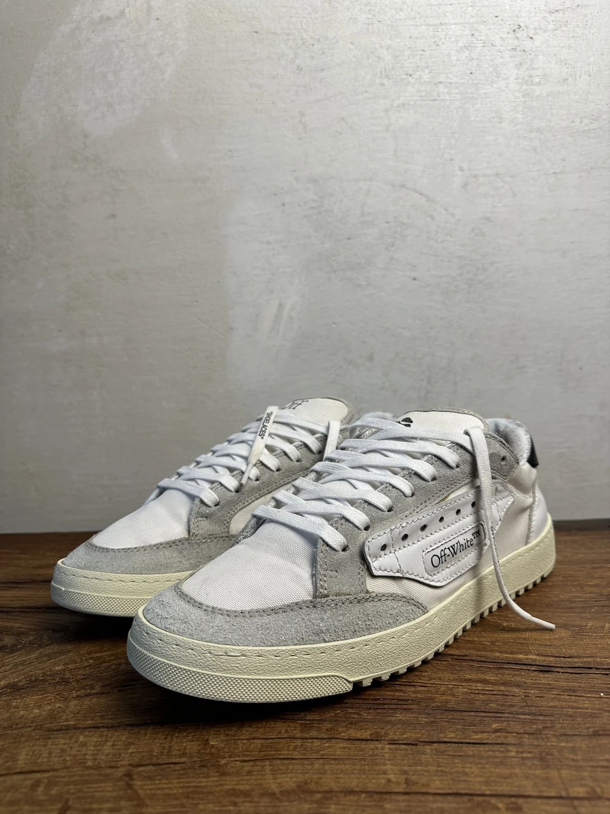 Off-White — Off-White Off-Court Low-Top Shoes — Sneaker — resale