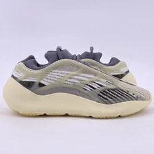 Yeezy — Yeezy 700 v3 "Fade Salt" 2022 - Size 10 - id1674 (995-8) — Sneaker — resale